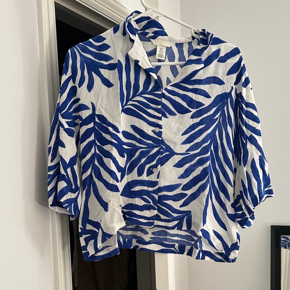Blue and White Leaf Print Crop Blouse